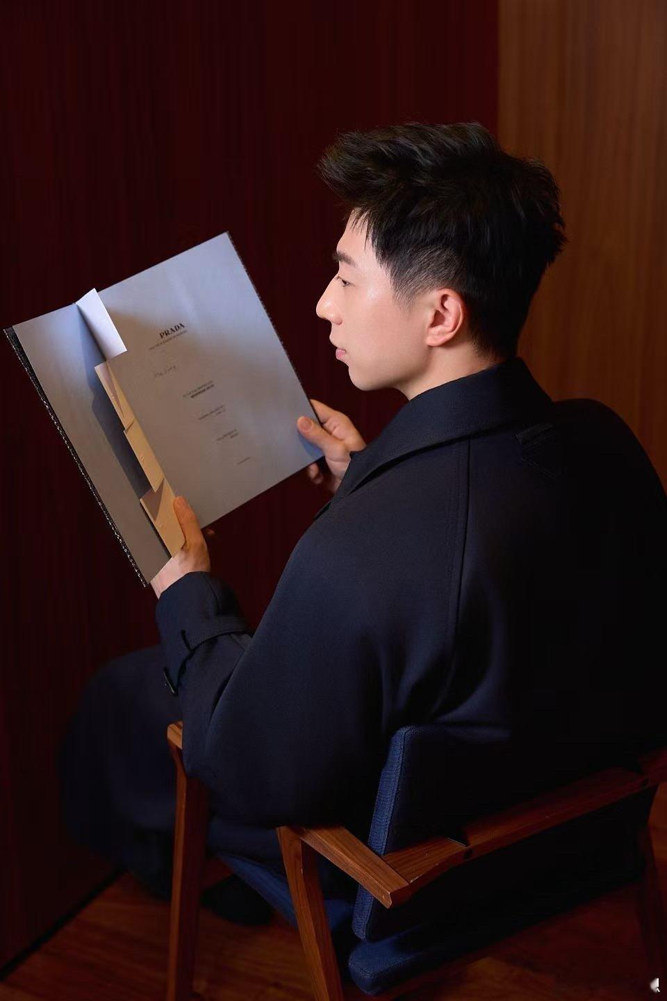 被米兰随性悠游的马龙帅到了 首次见到如此松弛的龙队。米兰阳光下，他从容漫步，眉眼