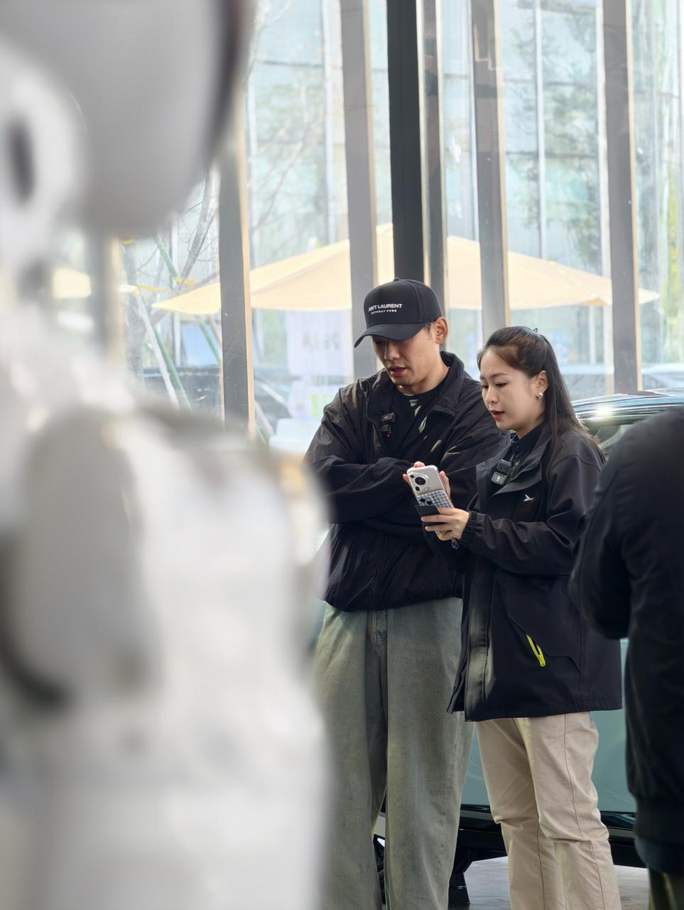 看我发现了什么，我的宝藏美食博主乌啦啦闪现去了鹏厂，不仅提了辆全新小鹏p7，还去