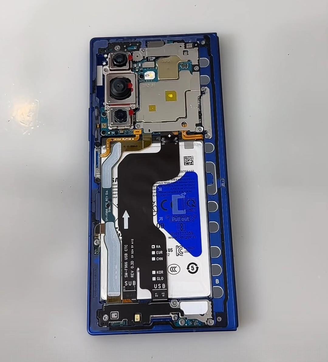 今年 Galaxy Z Fold7 取消了散热铜片，只保留了石墨烯贴纸而且这次的