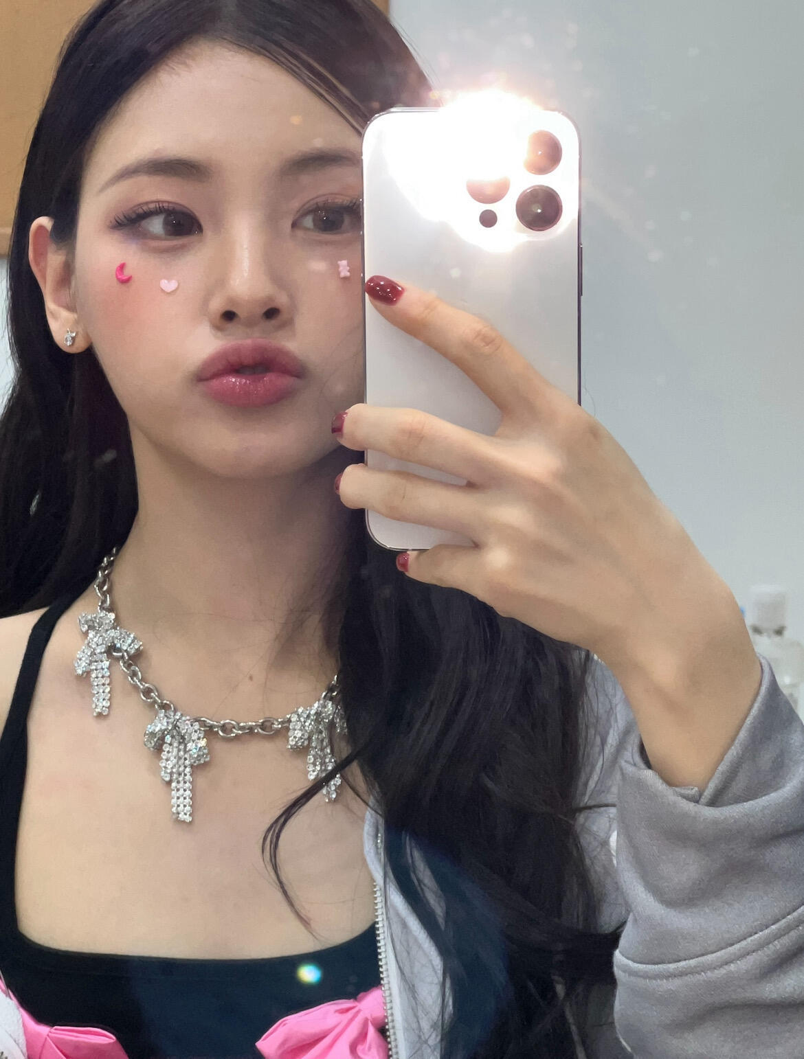 Yihyun自拍｜超级乖的脸型 感觉每一个五官都在向我撒娇….💕 ​​​