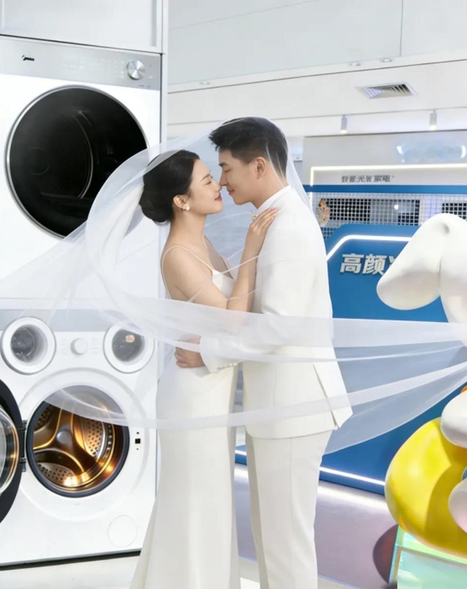 天生一对！这12对生肖夫妻，越处越恩爱
 
1. 虎配猪：心意相通，越处越贴心