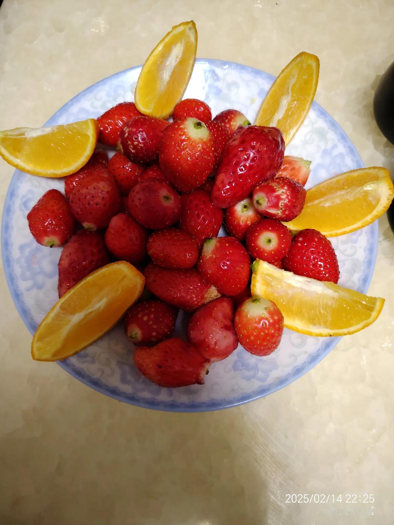 草莓上市了，红艳艳，美味可口。

在这渐暖的时节，草莓上市了。那一颗颗红艳艳的草