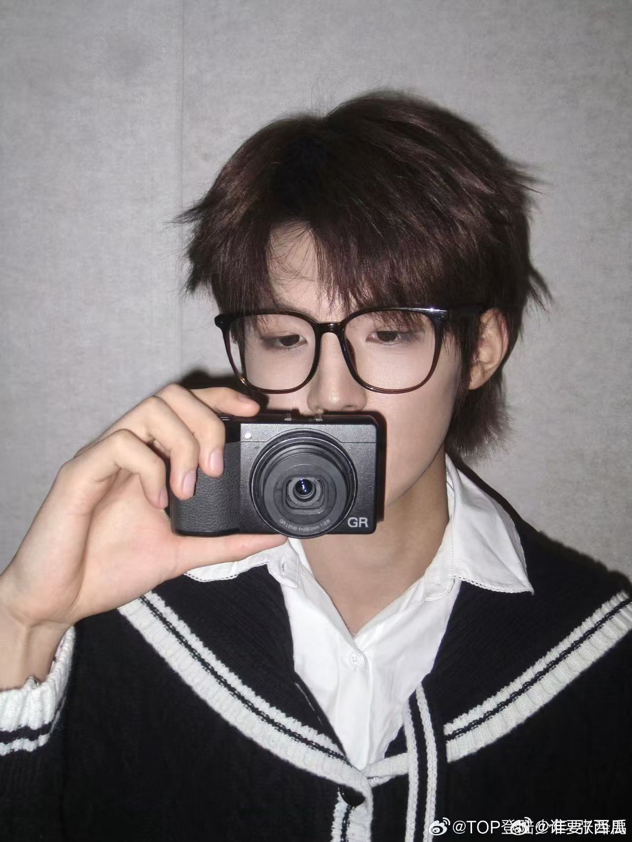 张泽禹舞狮路透 张泽禹舞狮路透也太有画面感了，少年和传统民俗同框，温柔又有朝气，