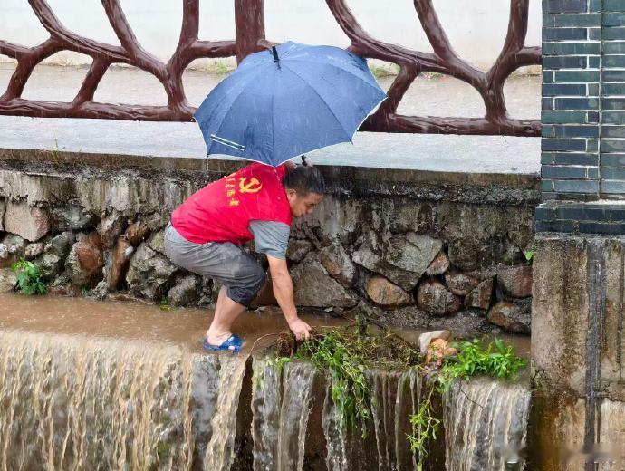 河水暴涨台州志愿者下河为村民救回20余只鸭 雨一急，南屏乡的水就翻脸。永福村河滩