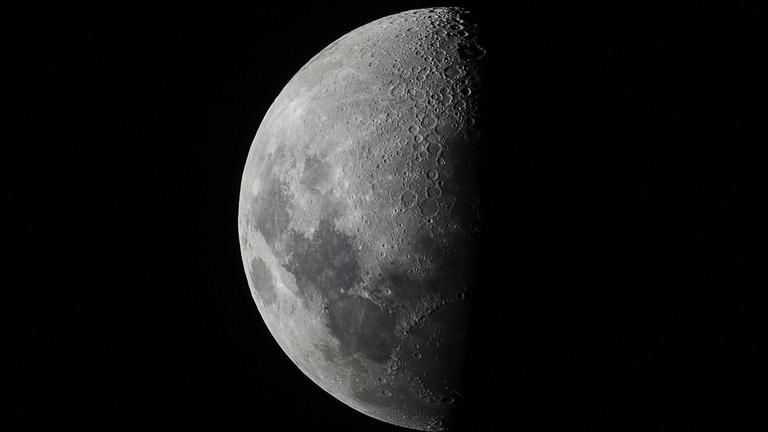 北京时间8月5日下午，一枚重达4吨的SpaceX猎鹰9号火箭残骸，以约8700公