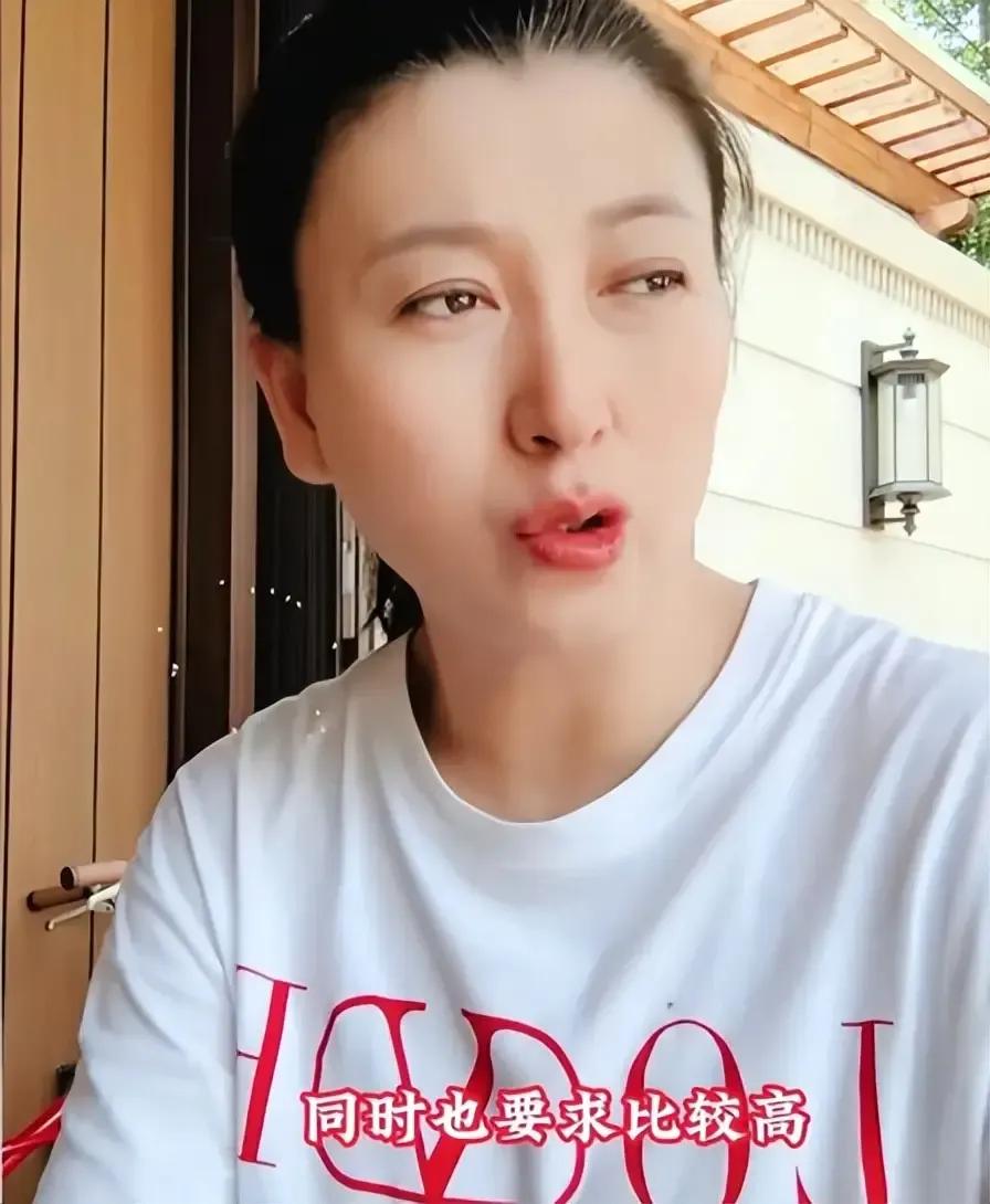 尘归尘，土归土。门三只不过是又被打回到了她本来的状态。土包子开花，只能是一时，但