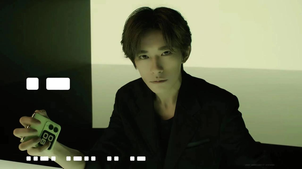 看似无意义的“嗒嗒嗒”，其实是易烊千玺向我们透露一个好消息—— #nova小折叠