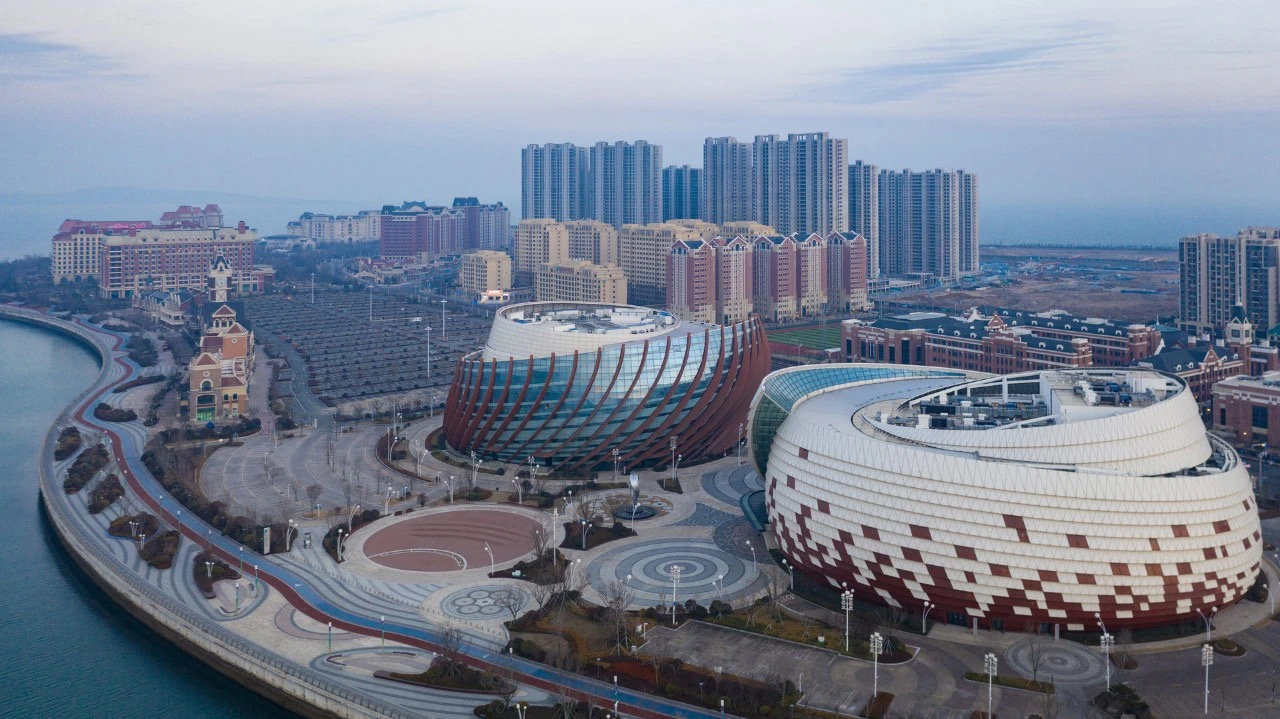 【青岛五一追星式旅游爆火】五一众多游客打卡青岛红毯 在青岛，第二十届中国电影华表