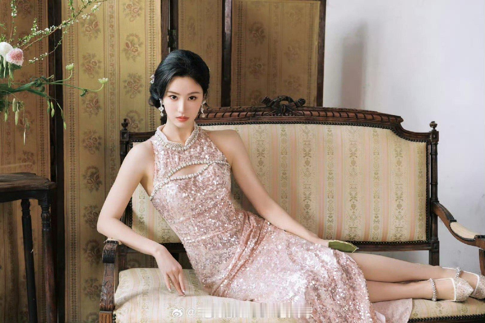 毛晓慧回眸被礼花贴脸开大 毛晓慧这舞台表现力绝了！礼花贴脸开大也丝毫不慌，回眸干