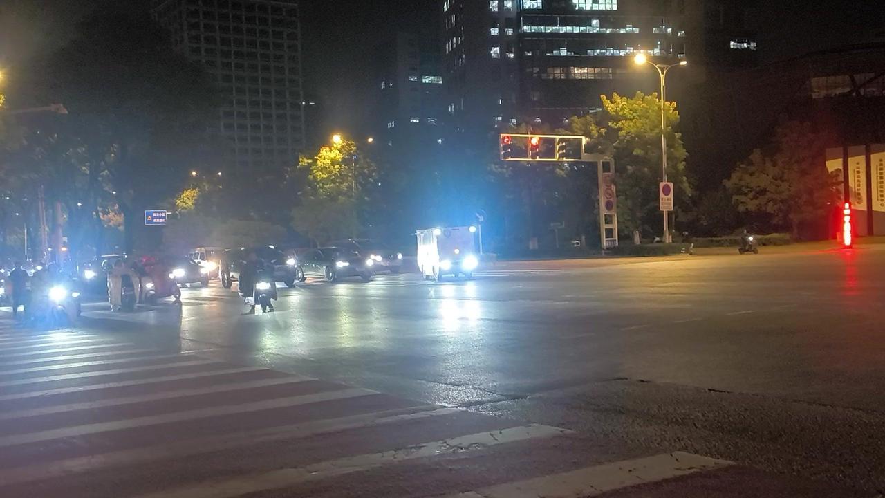 一年前：无人快递车刚出现时，觉得超新奇，特意停下拍照记录。那会它还是稀罕物，现在