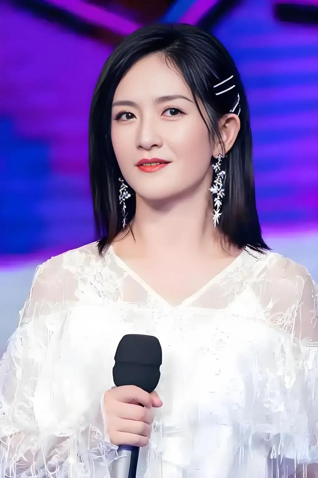 44 岁谢娜宣布明年举办演唱会，笑称 “我的那些歌也要见见人”。其代表歌曲有《菠