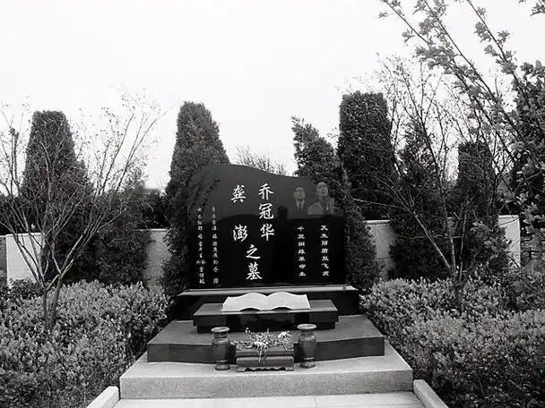 1985年，乔冠华归葬故乡盐城遭到拒绝，妻子章含之无奈之下找到一个人帮忙，此人在