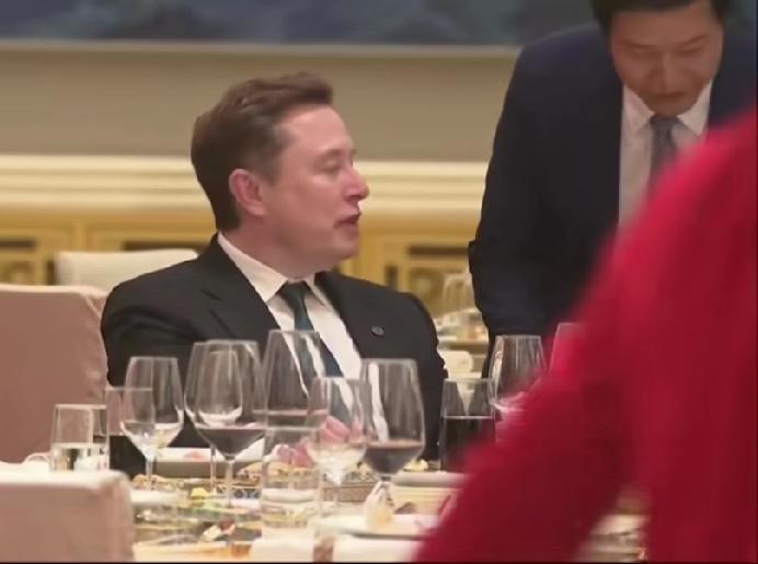 从雷军和马斯克合影就能看出两人的地位了，国宴上雷军找马斯克合影，马斯克全程坐着没