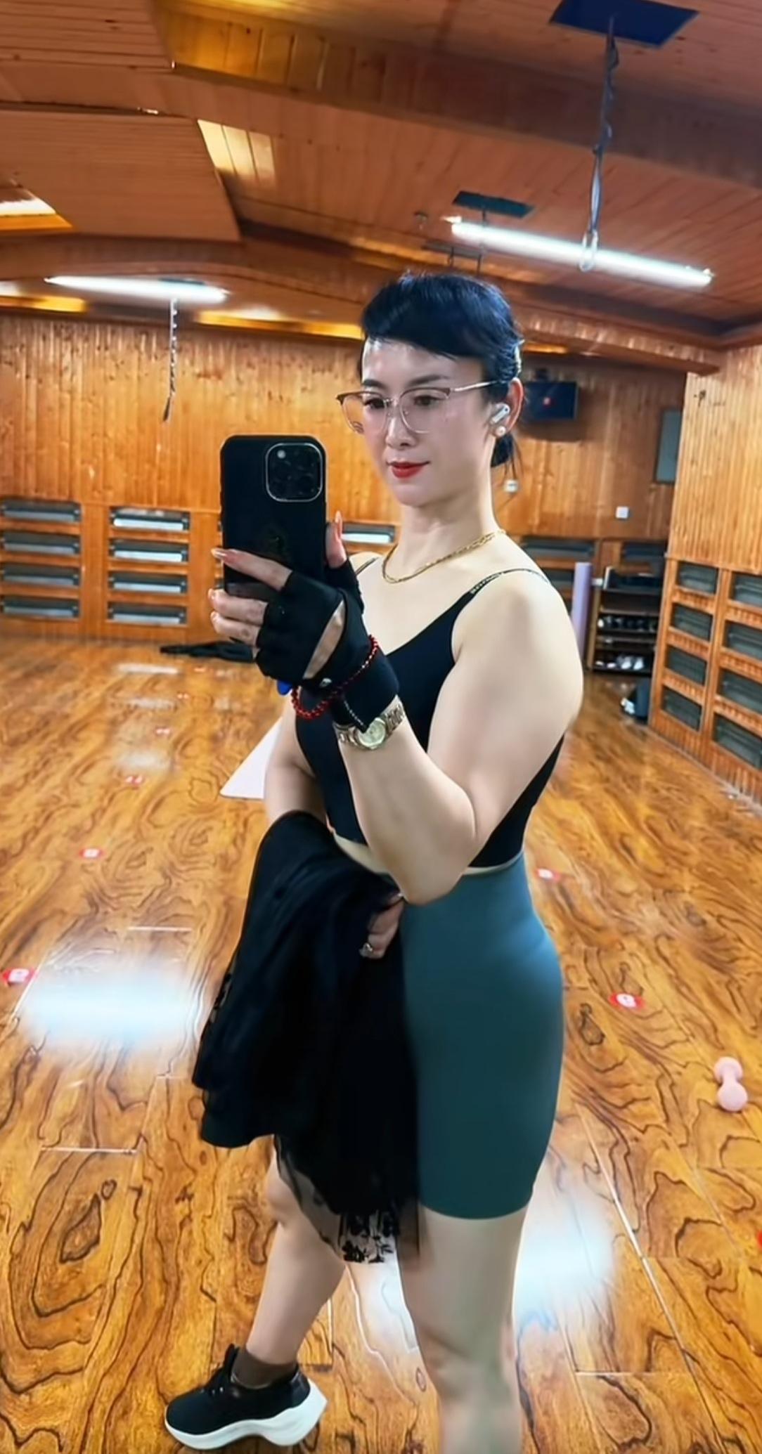 健身练出绝佳身材，无惧岁月依然惊艳。