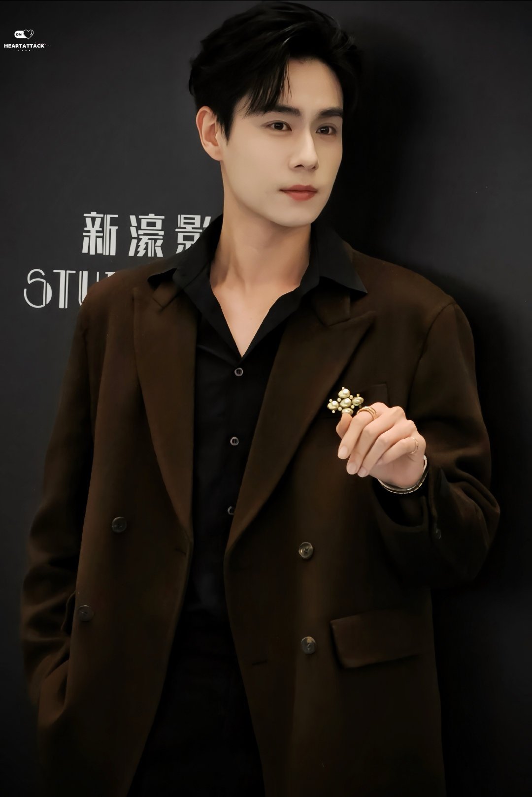 胡一天 不要相信男人 胡一天机场教粉丝 “不要相信男人”，自己却留了 “灵活空间