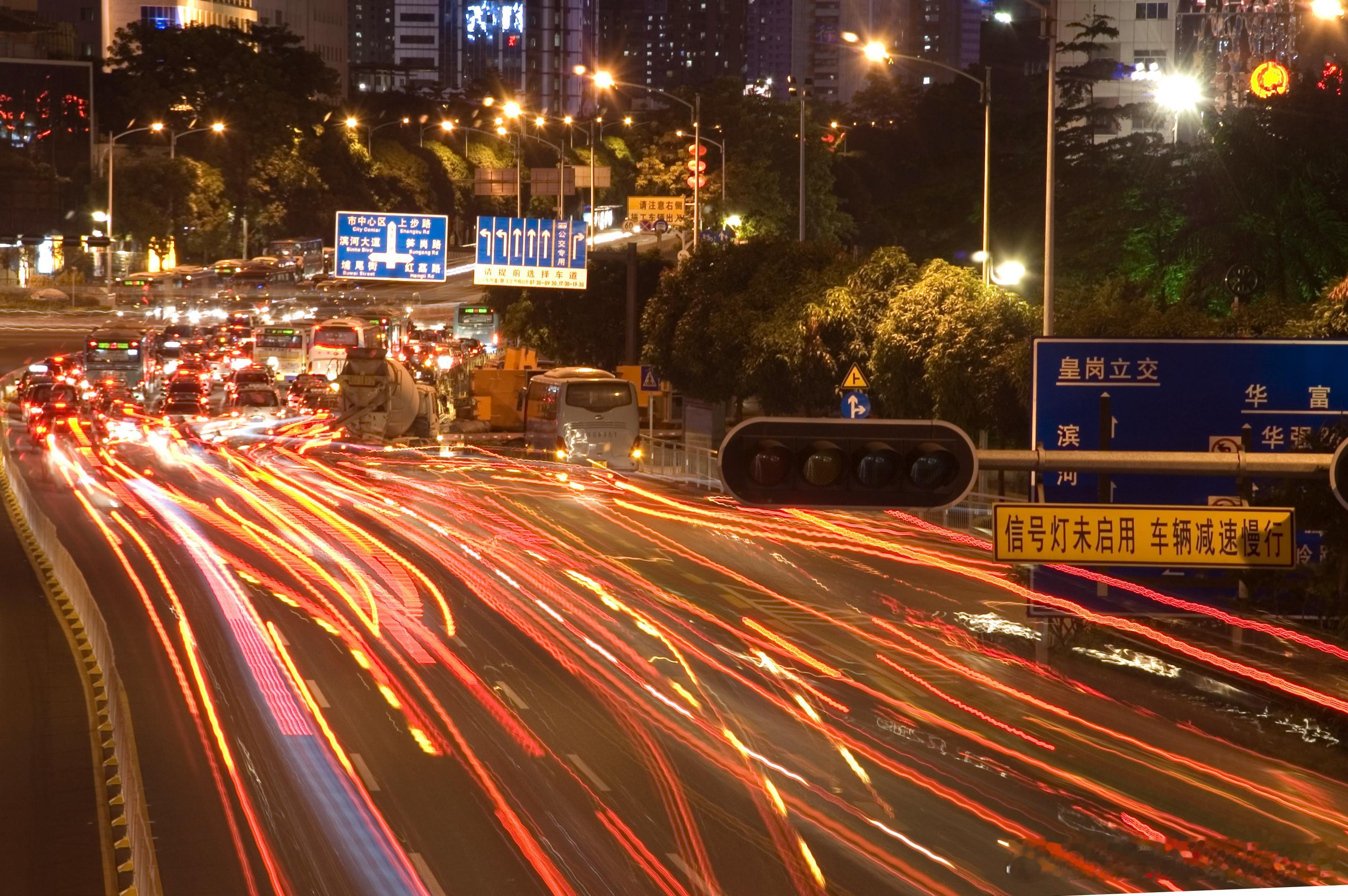“钱生钱”游戏很容易忽悠到那些被眼前的利益诱惑的人。区块链成为风口的时候，大家一