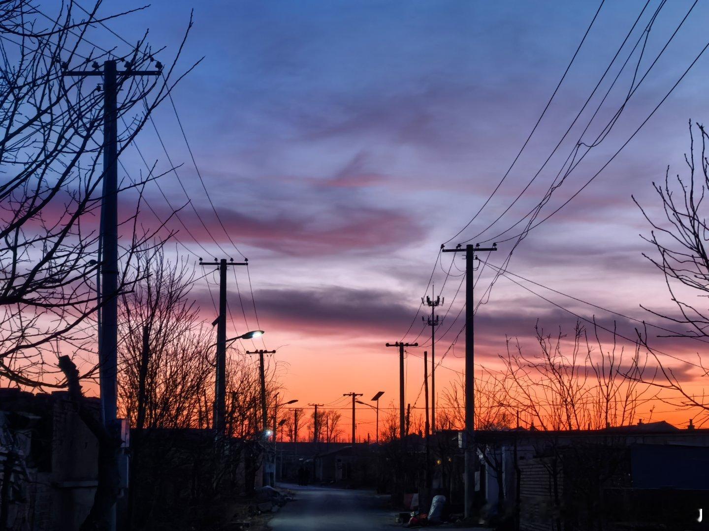 暮霭时分 驻足赤焰如火的晚霞中心游物外 短暂忘却了尘世的纷扰 沈阳·康平