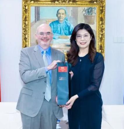 11月12日，郑丽文与美国在台协会终于见面了，通过对郑丽文的观察，终于发现她是一