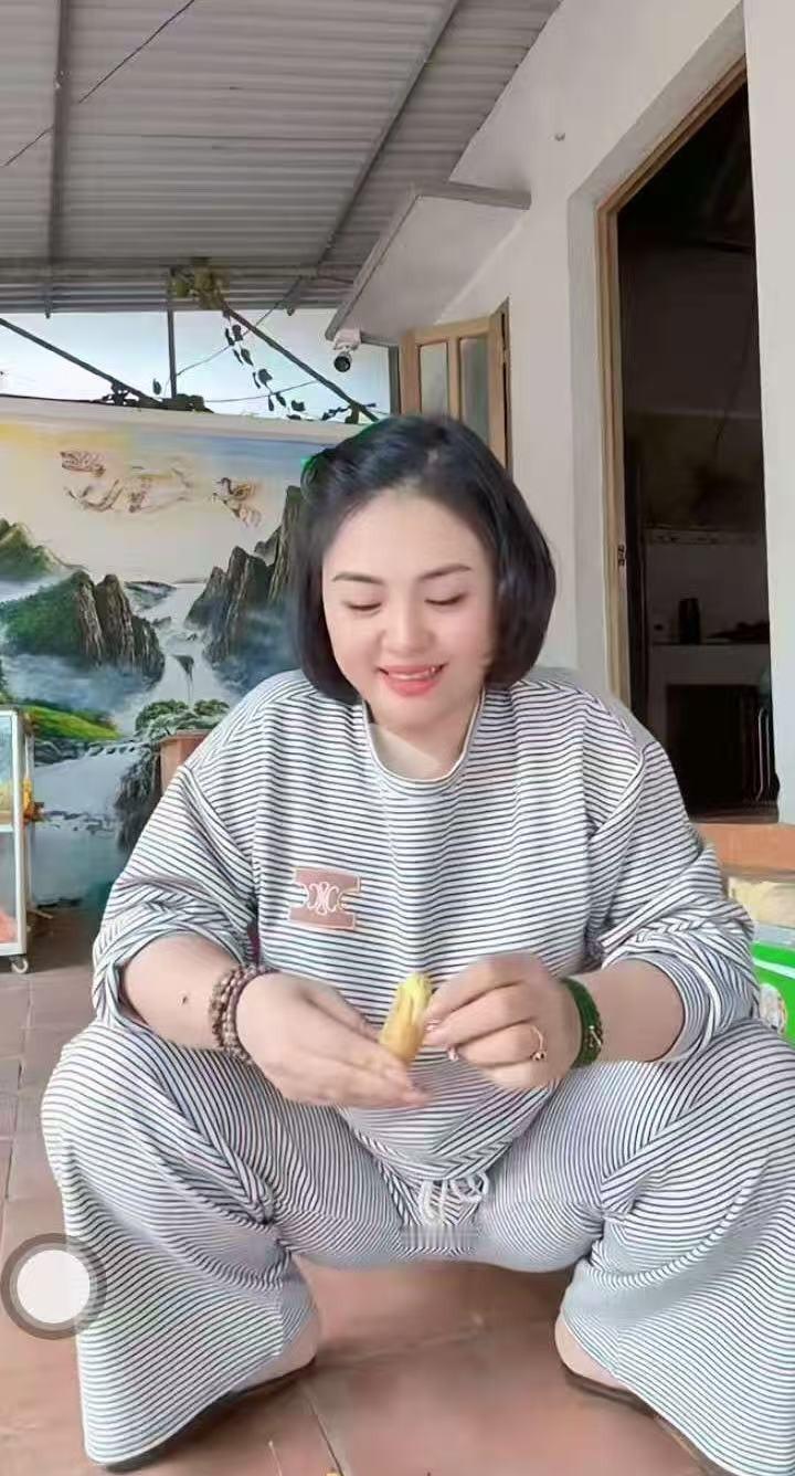 她只是蹲下捡个东西，

却被说不雅观，

这算什么事。

公共场合的举动，真有那