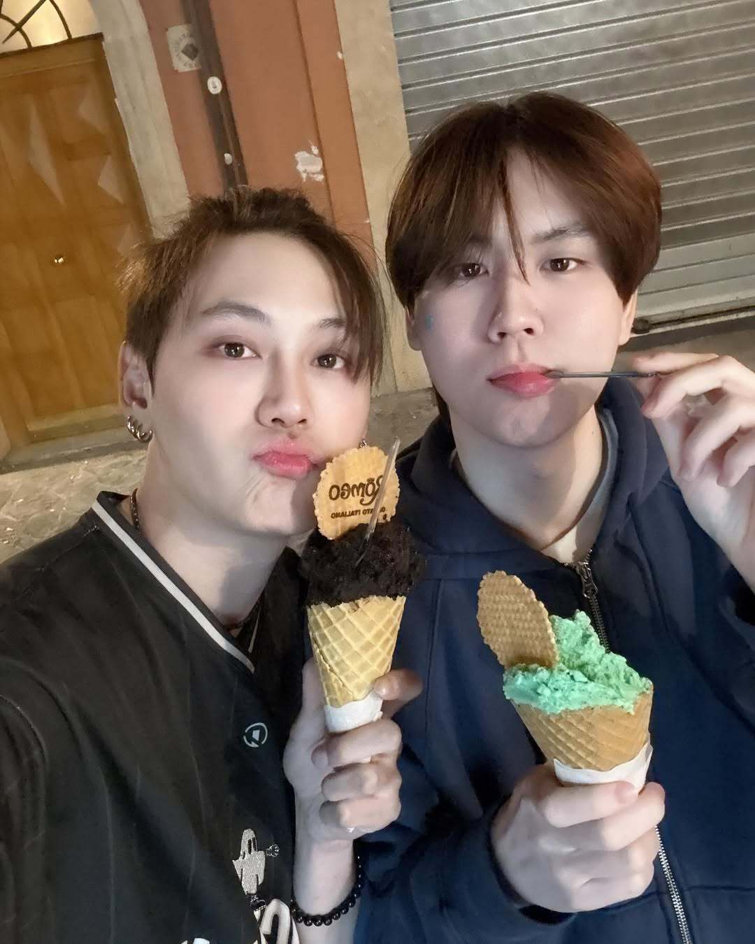 众所周知～（tla的人）买两个口味的冰淇淋就是为了能分享两个味道～ 比如↓↓↓↓