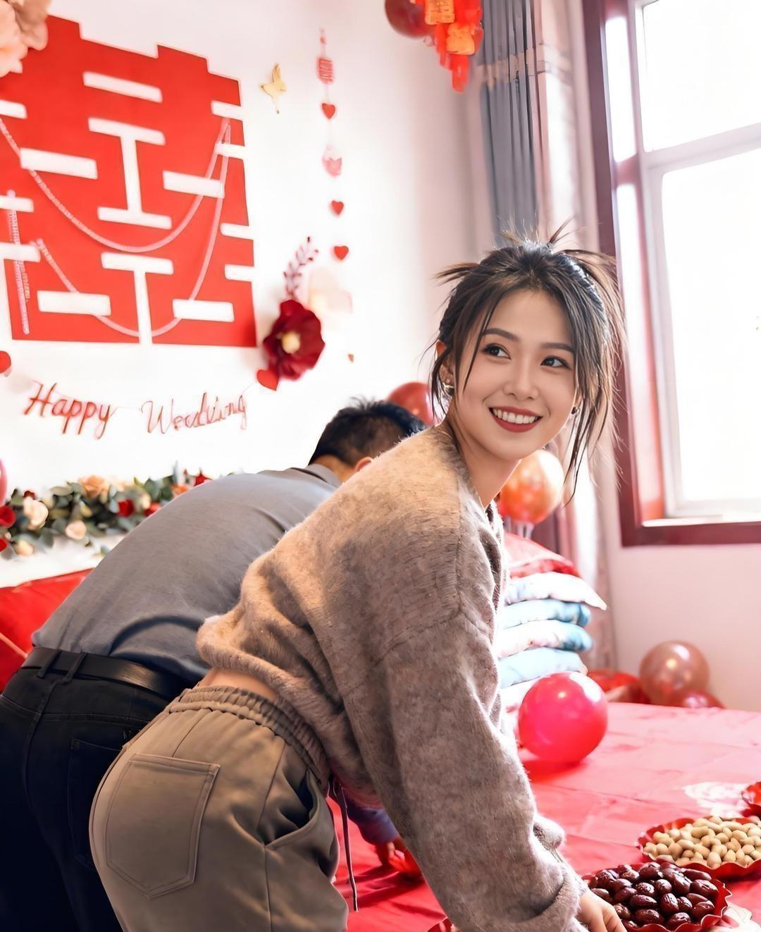 婚房布置满是烟火喜气，准新娘笑容一露，才懂好日子藏在细节里
 
满屋子大红喜字贴