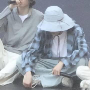 宋亚轩身上全是蝴蝶结无数精致蝴蝶结环绕宋亚轩，柔软丝带随动作摇曳，层层叠叠富有层
