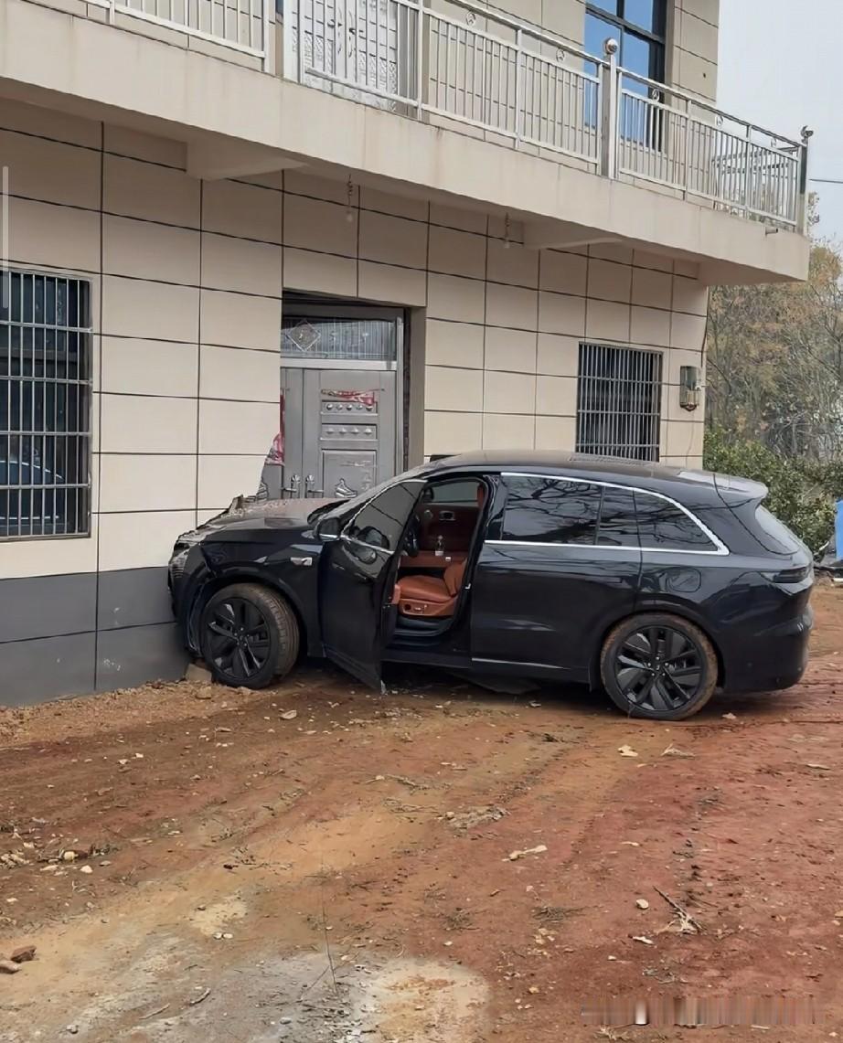 提新车第一天，我把老家大门给“拆”了…
 
刚提的理想，开回农村老家，本来想在亲