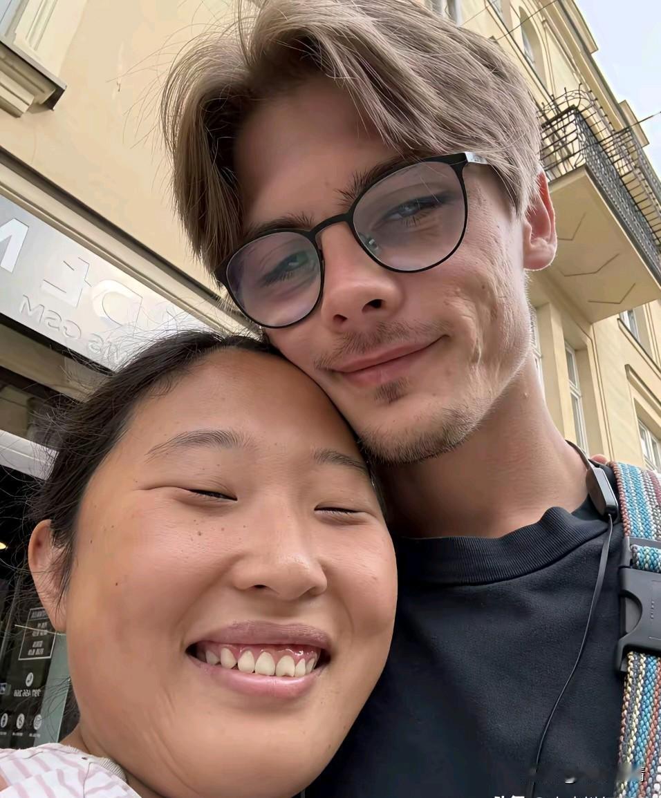 女子遇到了自己的老外男友，
直言这就是自己的白马王子，
天天朋友圈炫耀自己的爱情