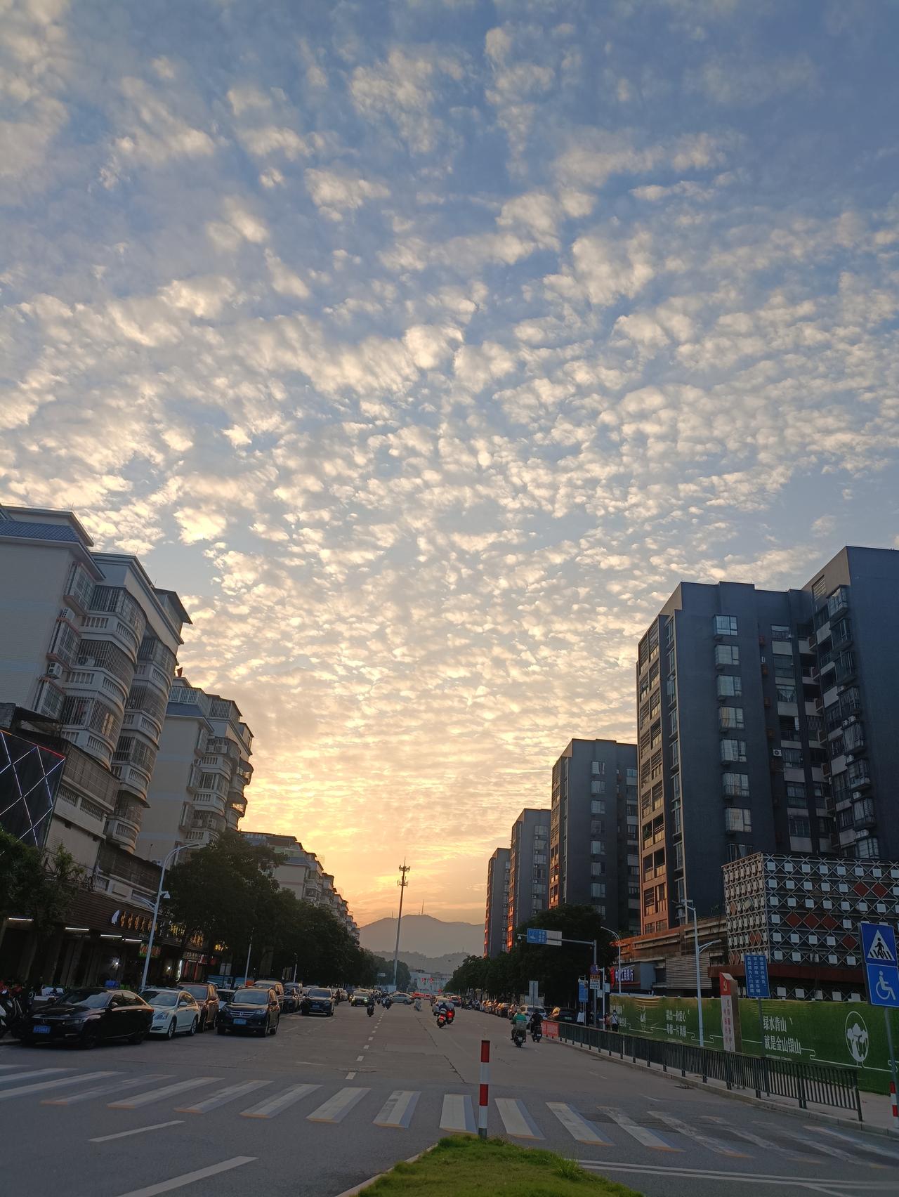 夕阳映照，街道美景。