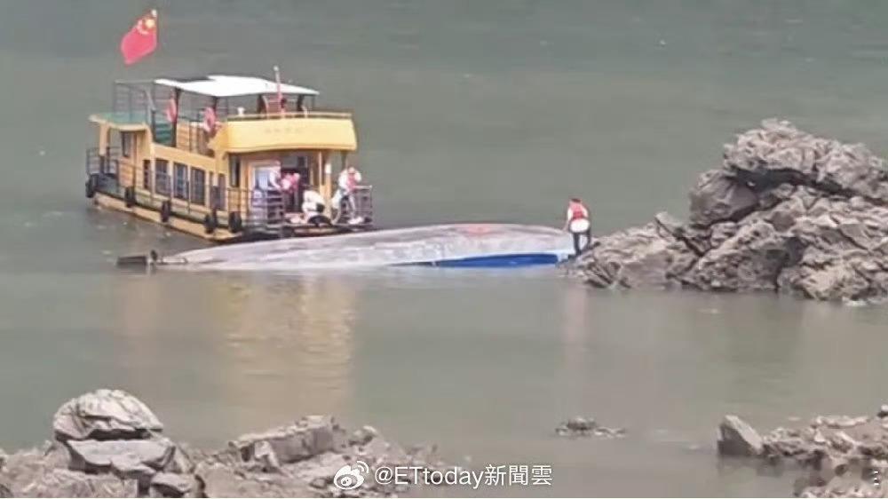 贵州游船倾覆事故已致9人死亡整艘船翻倒...唉...景区要做好安全管理，游客还要