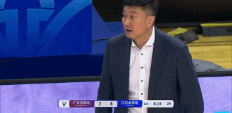 又是一个名场面，杜锋指导不满意杜润旺在场上表现对其进行严厉批评 