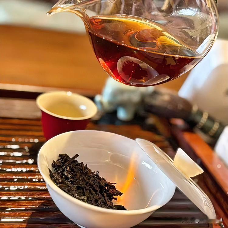 《天道茶魂·水调歌头体》
沸水试灵芽，初展翠痕娇。世人多爱浮华色，谁识真韵在煎熬