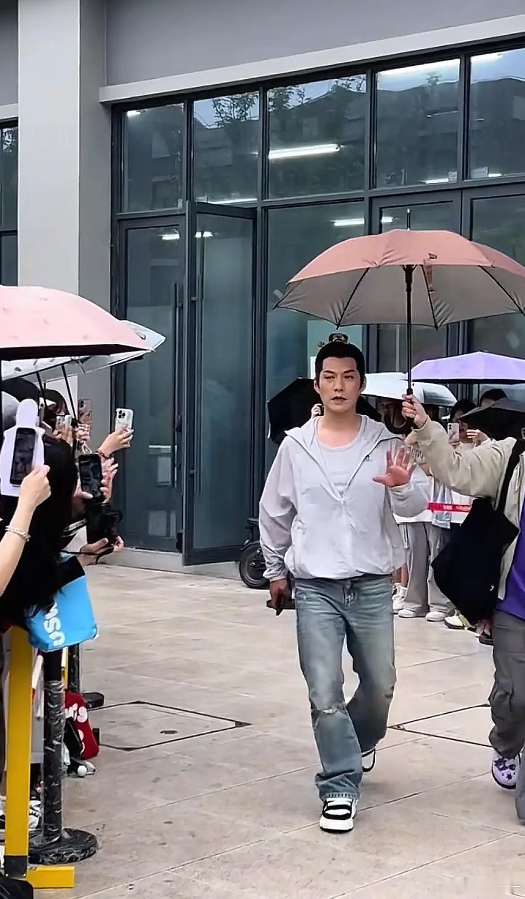 这就是你们吹的沧海遗珠大帅哥吗？ ​​​