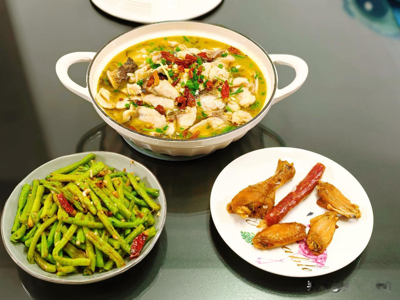 家庭版酸菜鱼～
太二酸菜鱼好吃， 贵
自己在家里可以买两条鲈鱼做，便宜多了
今天