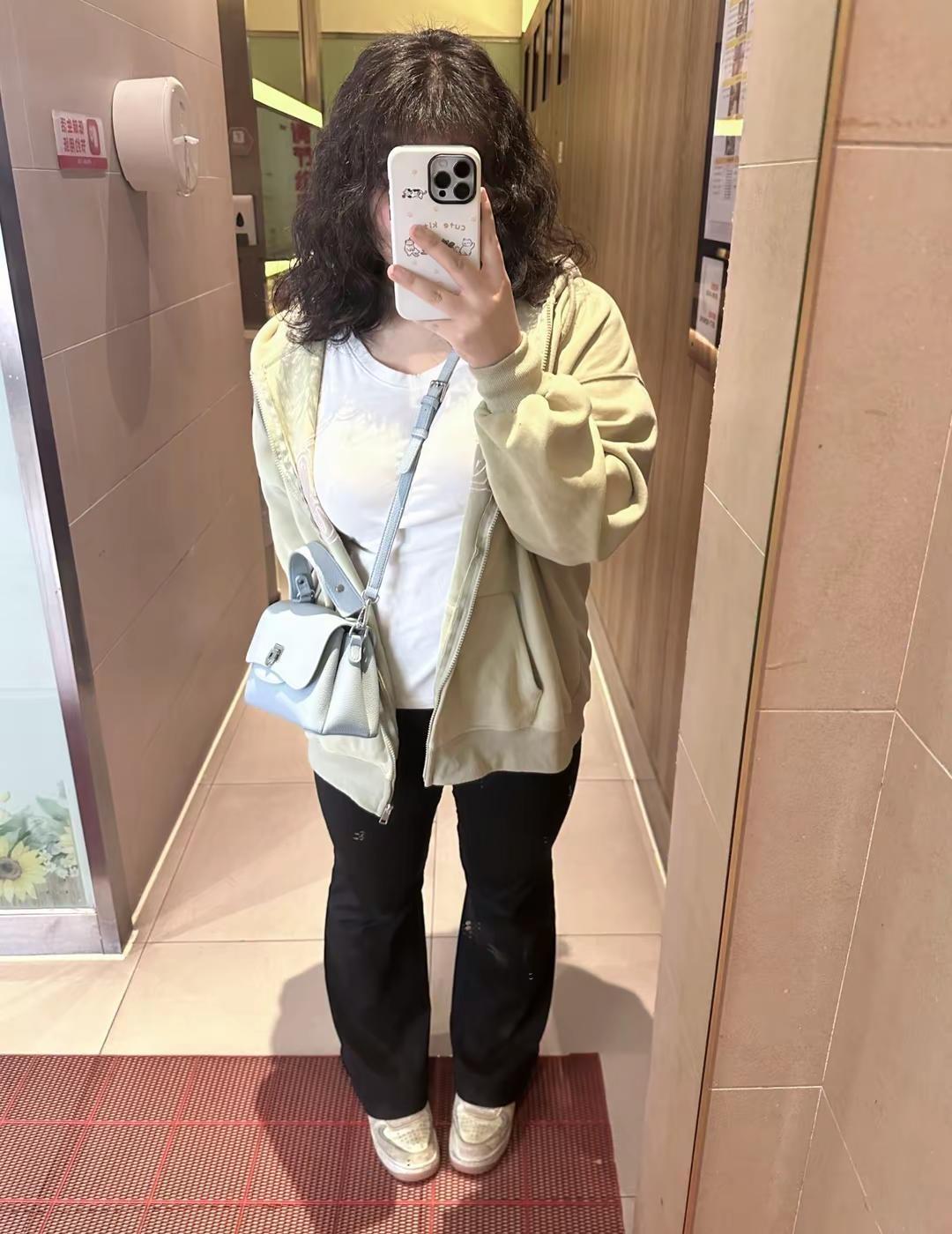 变成壮壮妈了ootd穿搭 对镜拍 烫发 壮壮妈