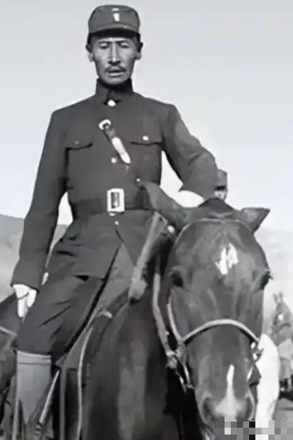 [太阳]1932年，马占山假意降日，受降典礼上竟公然耍赖：“我不识字，不签！”国