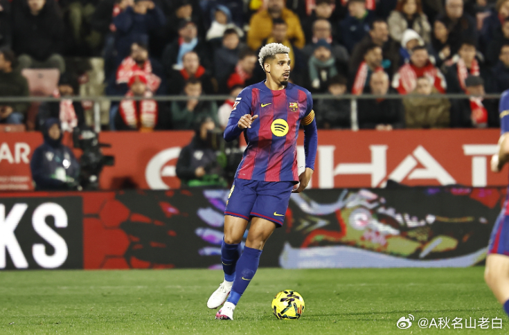 《每日体育报》撰文谈论了巴萨后卫阿劳霍，称赞乌拉圭人非常顾家。阿劳霍与妻子阿比盖