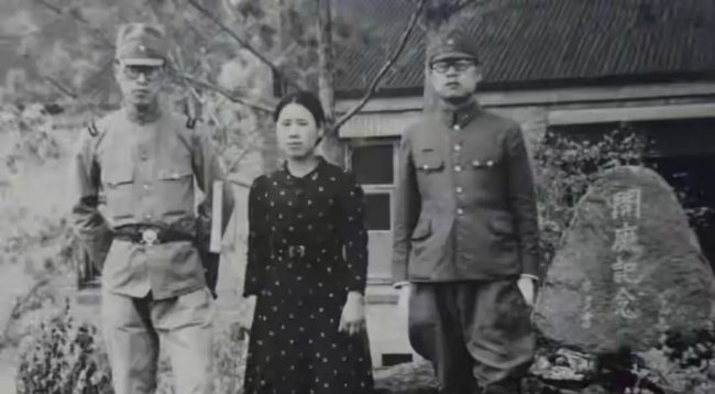1940年，陈康荣就义前的一张镜头，她昂着头毫无惧色地注视着前方 