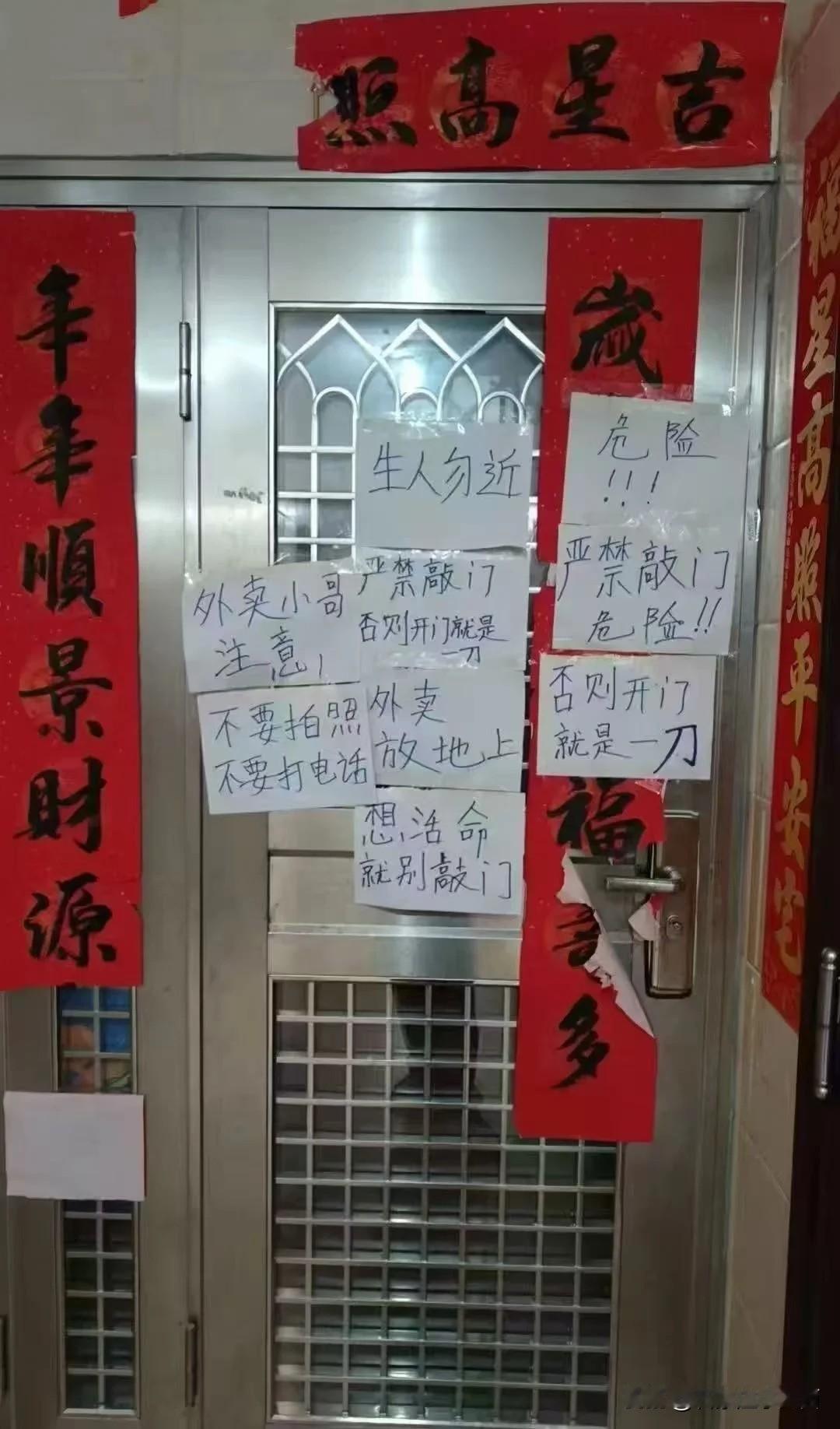 讲个笑话：我小时候读《意林》，上面讲这种情形是在考验你有没有胆量打破规矩。要是你
