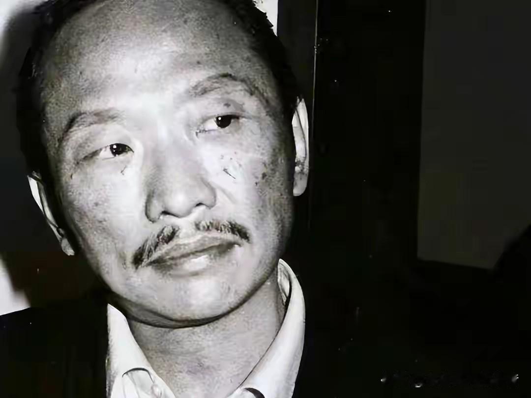 48岁，肝硬化走的，出殡那天倪匡往棺材里塞了48瓶XO。

朋友说他这辈子亏了，