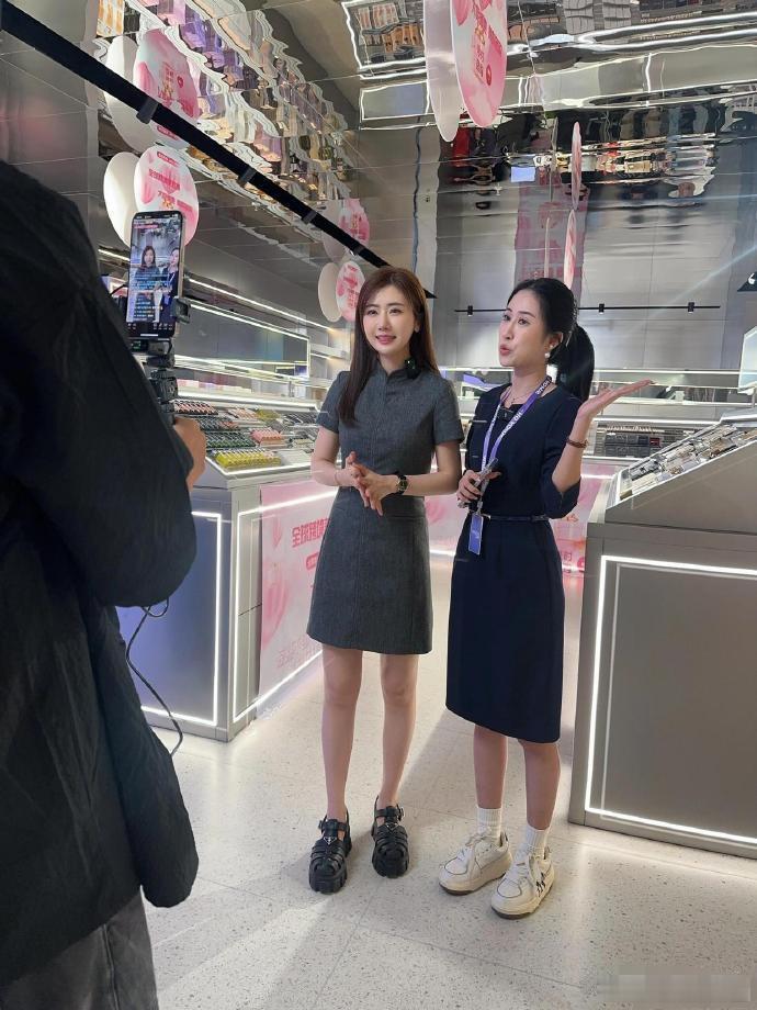 原来福原爱离婚之后瘦了这么多，我一直以为她有点胖呢 ​​ ​​​