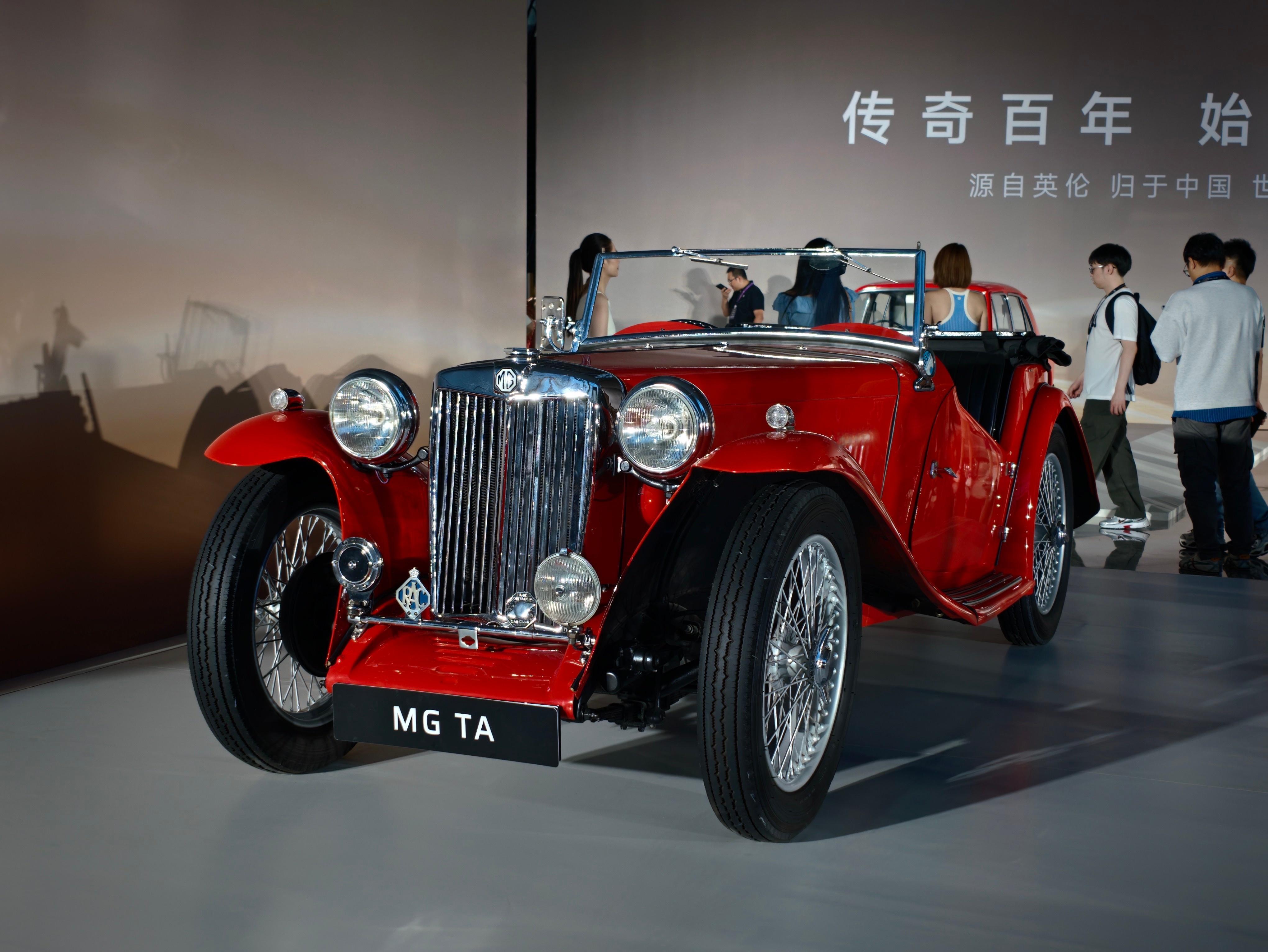 MG把这五台经典车型”搬到了发布会，图1-5分别对应:MG TA 、MG TD 