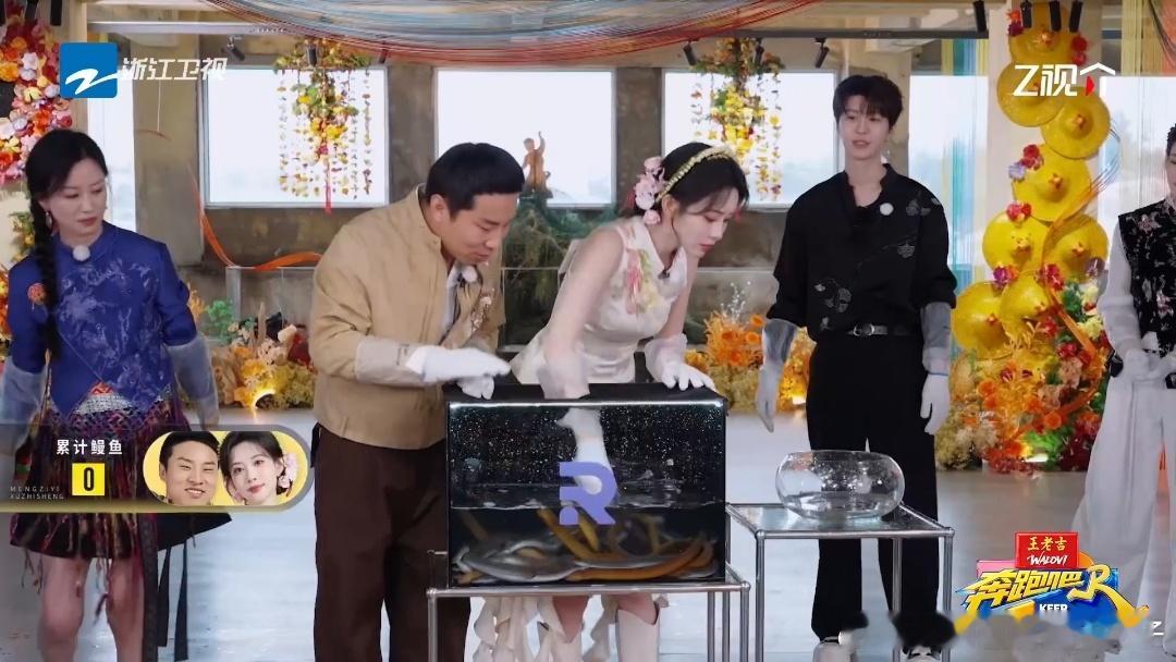 孟子义徒手抓鳗鱼孟子义抓鳗鱼面无表情谁能想到孟子义抓鳗鱼这么“凶残”？嘴上哄着鱼