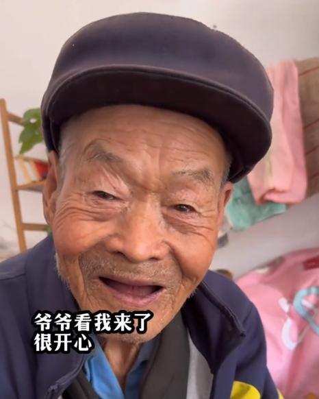 2023年，小伙1年前到山西游玩，偶遇一独居窑洞的86岁老人！小伙觉得有缘，便定