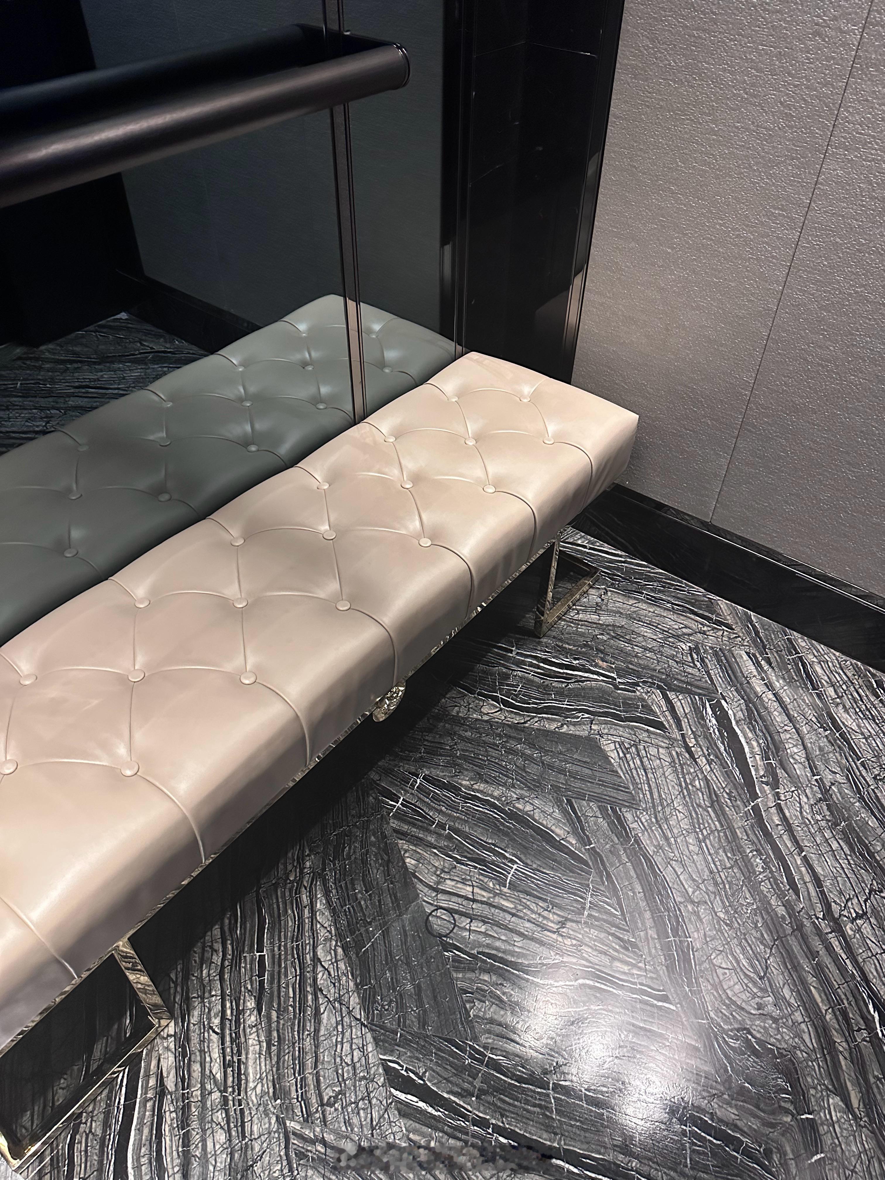 重庆电梯里还放一张沙发？做啥用的呢？想不通……这么短的时间能干啥呢？ 