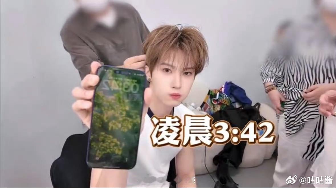 闫桉凌晨四点还在拍出发图闫桉一天只吃一顿饭闫桉直播聊身材管理，一天仅吃一顿饭，凌