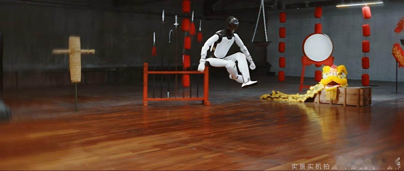 被智元远征A3狠狠惊艳！全尺寸人形机器人玩起凌空飞踹、连续飞踢，这爆发力前所未见