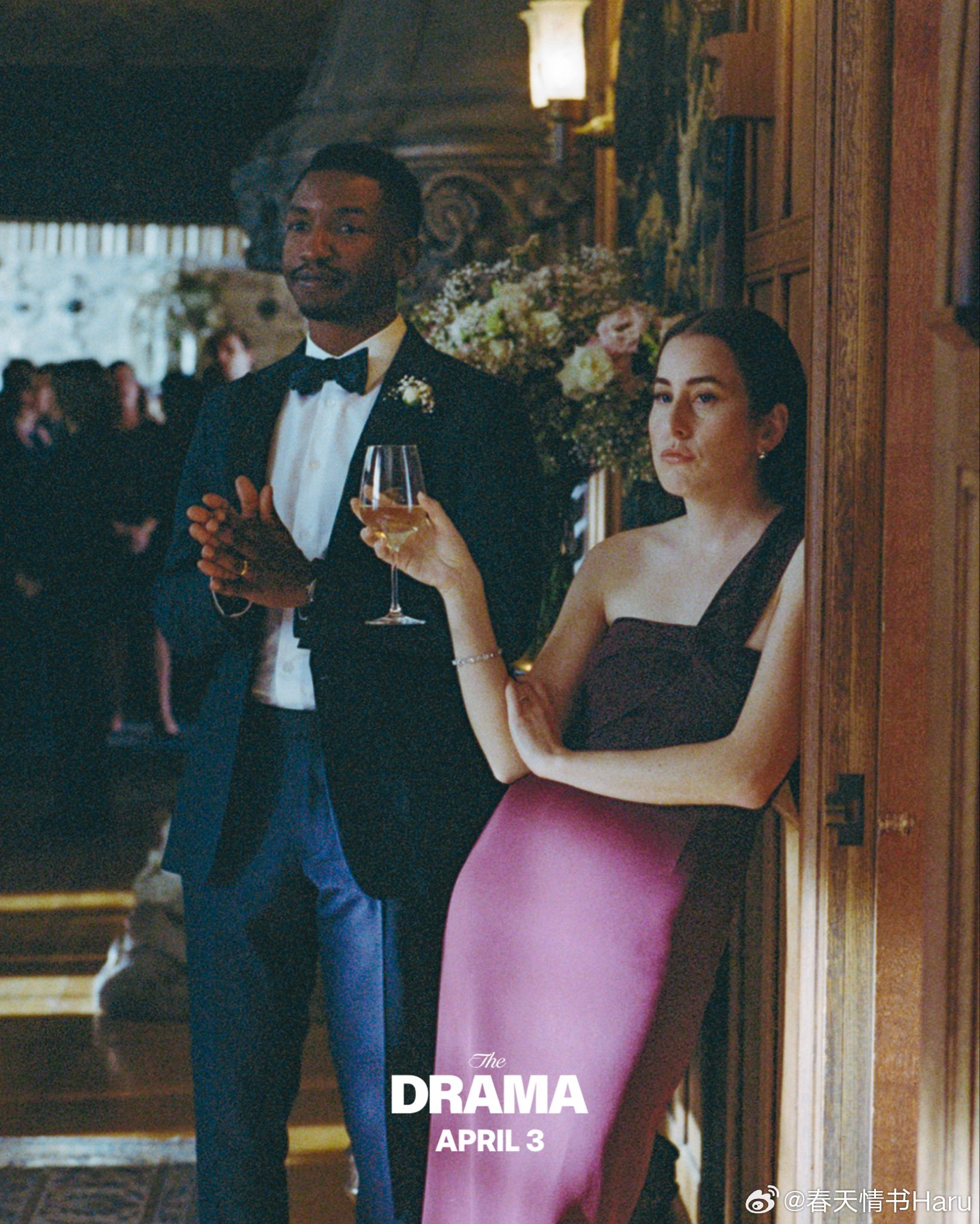 A24公开了《爱情抓马》的最新照片，明天在北美上映 