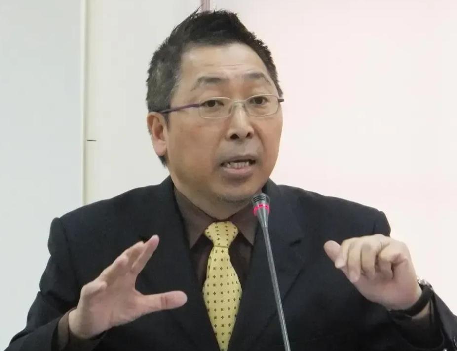 台湾名嘴唐湘龙说:有人问这次郑丽文到大陆为什么没有铺红毯迎接？这是因为台湾和大陆