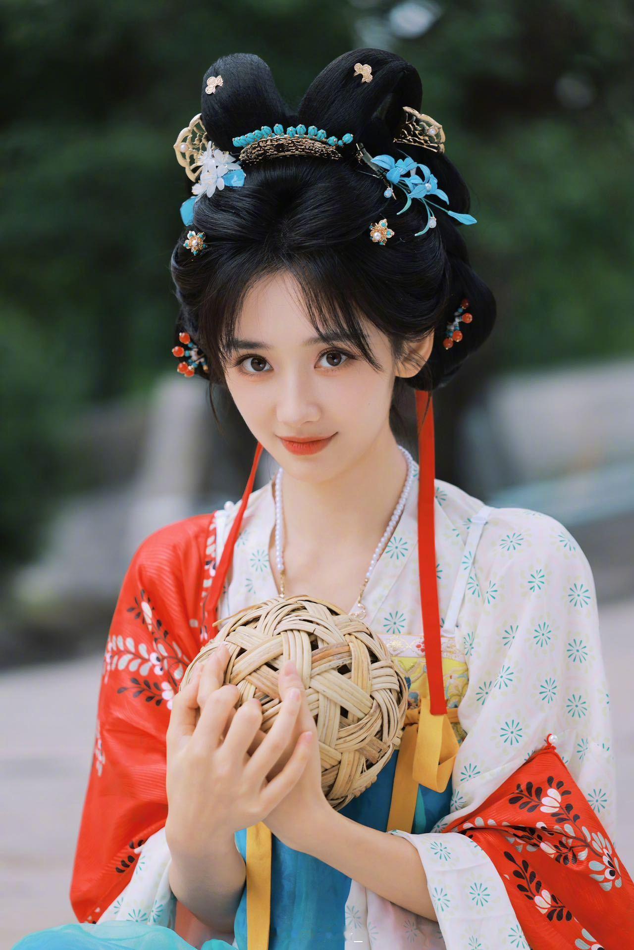 王影璐不要这么直勾勾看我 看了最新的写真，这套妆造好适合她！红色披帛搭配黄色裙头